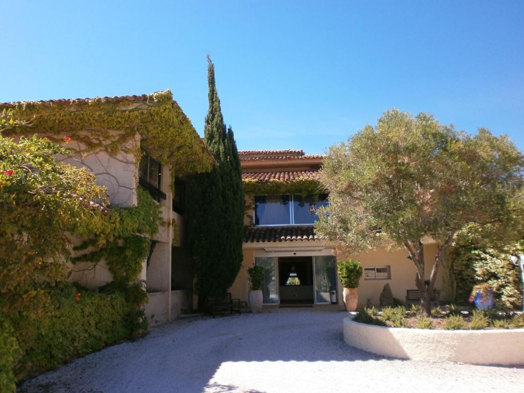 83 Hotel Le Lavandou Exterior photo